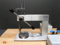 Zahnstangenpresse für feinfühliges und schonendes Einpressen eines kleinen Werkstücks auf Basis Proxxon Micro-Press MP 120